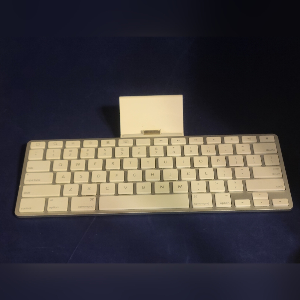 APPLE KEYBOARD DOCK for iPad/iPod/iPhone White Model A1359 Untested